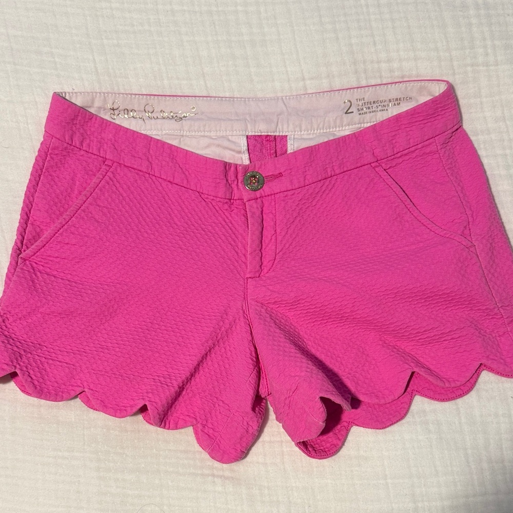 Lilly Pulitzer, The Buttercup Stretch Short 5” inseam. Scalloped hem